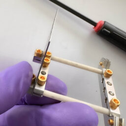 Apply a preload pressure between the screw clamp and the perforated plate. 
